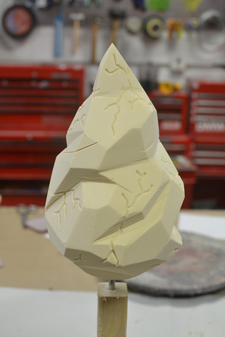 Illustration for article titled How A League Of Legends Trophy Is Made